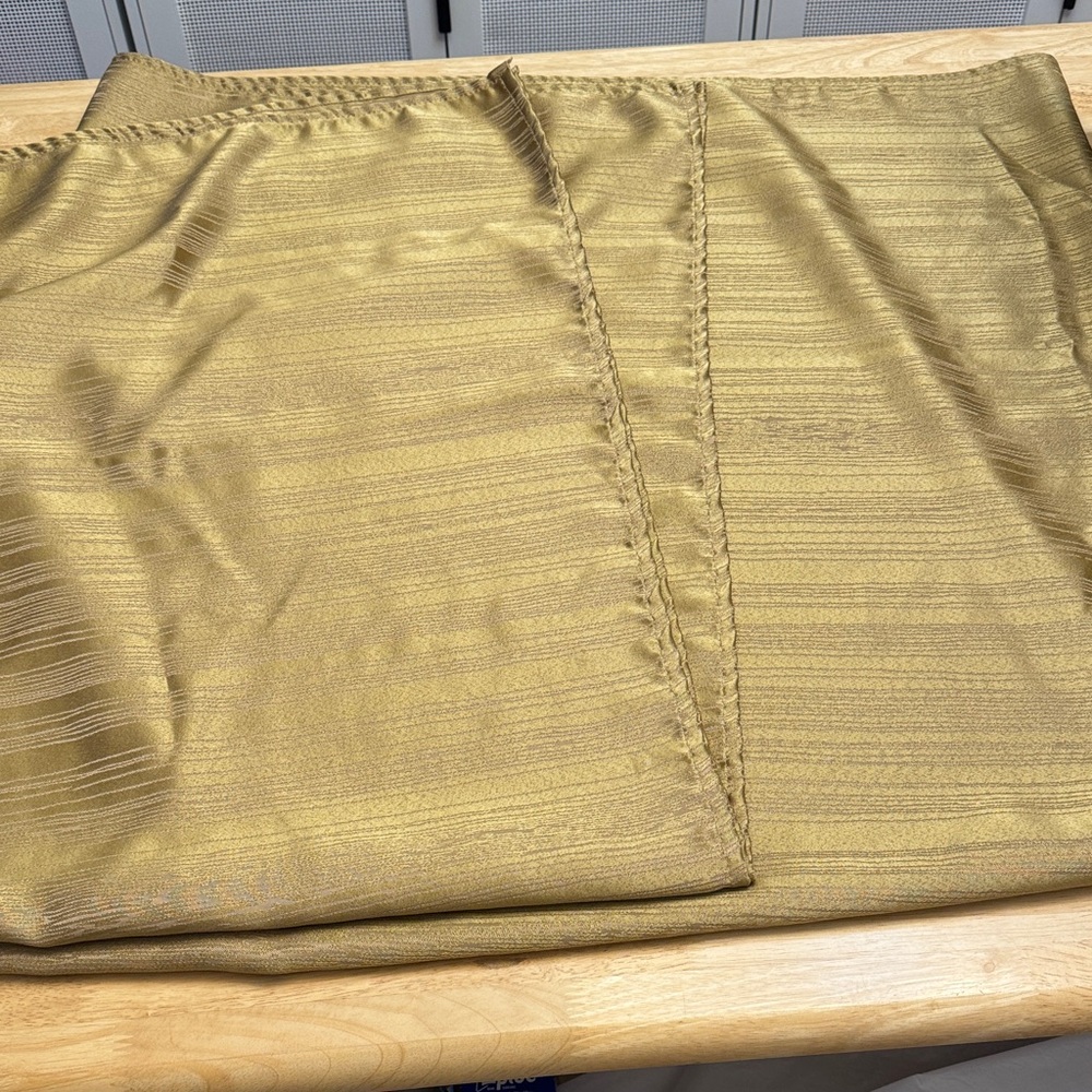 Table cloth fabric Gold 60x96 rectangular excellent no stains